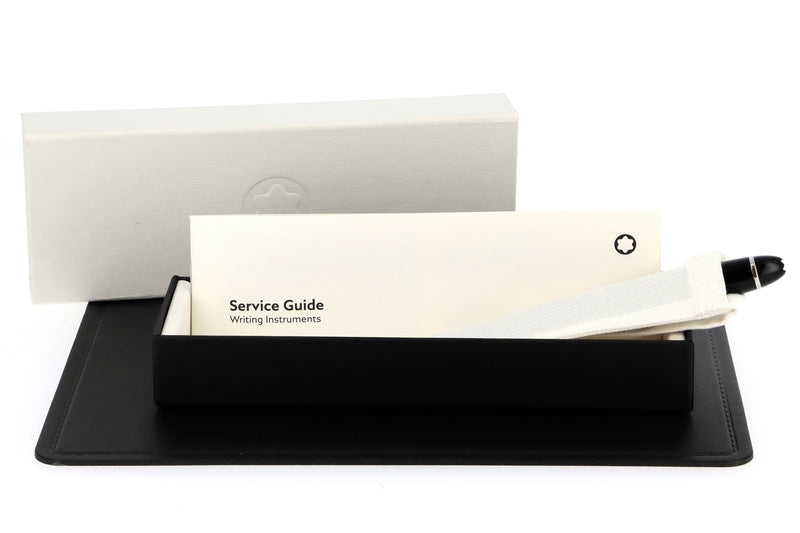 Montblanc Meisterstück Kugelschreiber in der exklusiven Geschenkbox – bereit zur Übergabe.
